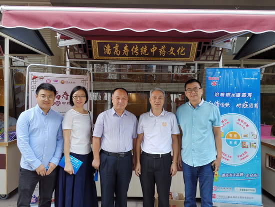 文化館領(lǐng)導(dǎo)巡場1.jpg 文化館領(lǐng)導(dǎo)巡場1.jpg