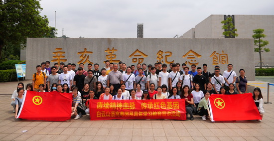 參觀辛亥革命紀(jì)念館.jpg 參觀辛亥革命紀(jì)念館.jpg