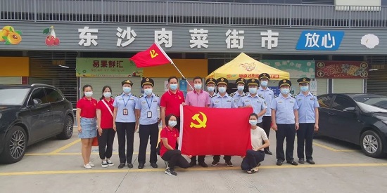 酷熱送清涼 心系群眾沁人心——白云山潘高壽職能三支部關(guān)懷慰問農(nóng)貿(mào)市場(chǎng)一線工作人員.jpg